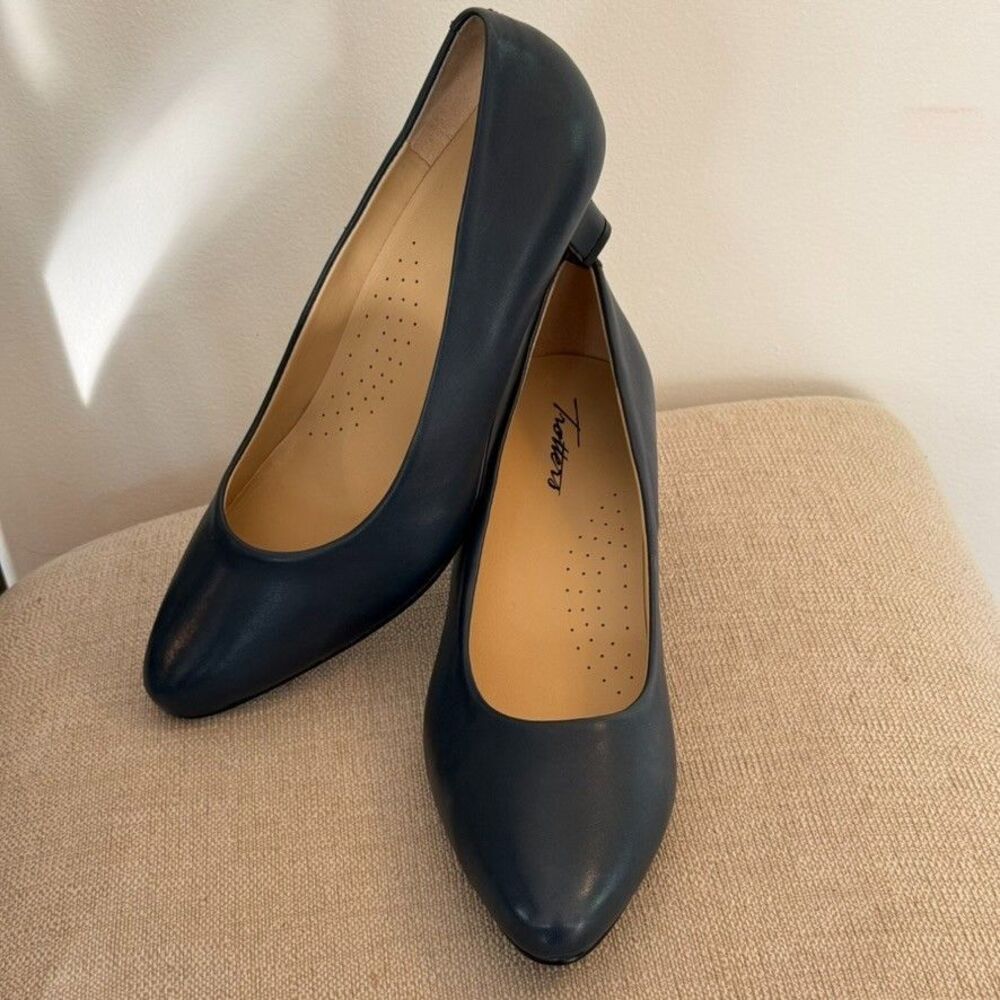 NEW Trotters Navy Blue Leather Kitten Heel Women’s Size 9M Comfort Navy Blue